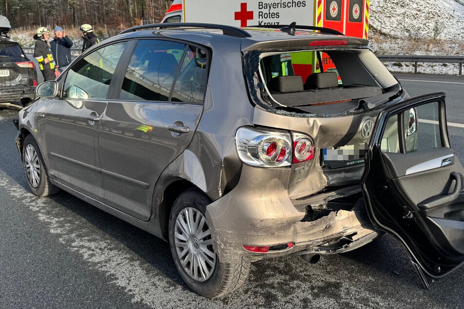 Insgesamt fünf Autos waren in den Zwischenfall in Bayern involviert, ein VW wurde am Heck schwer beschädigt.