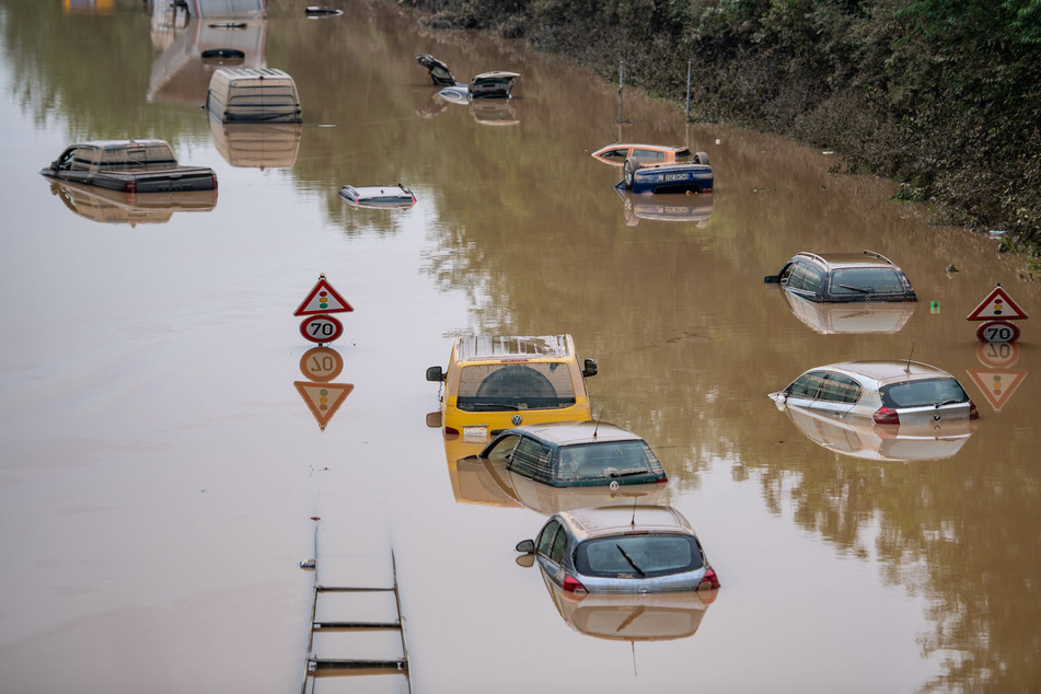 Schwimmende Autos: Bundesstraße bei Erftstadt bald wieder befahrbar