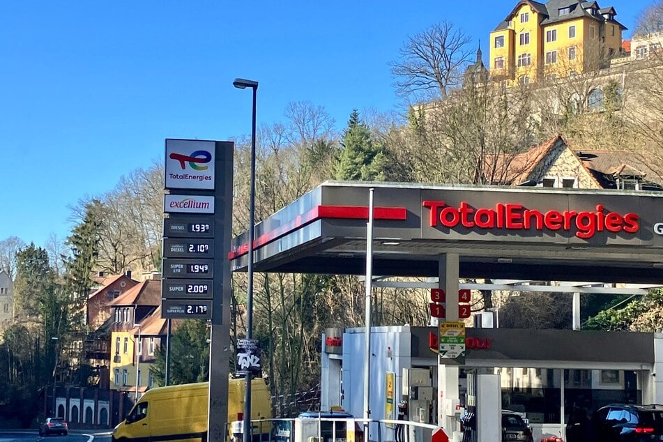 Einige Tankstellen in Dresden knackten bereits die 2-Euro-Marke für einen Liter Super- wie hier auf der Grundstraße in Loschwitz.