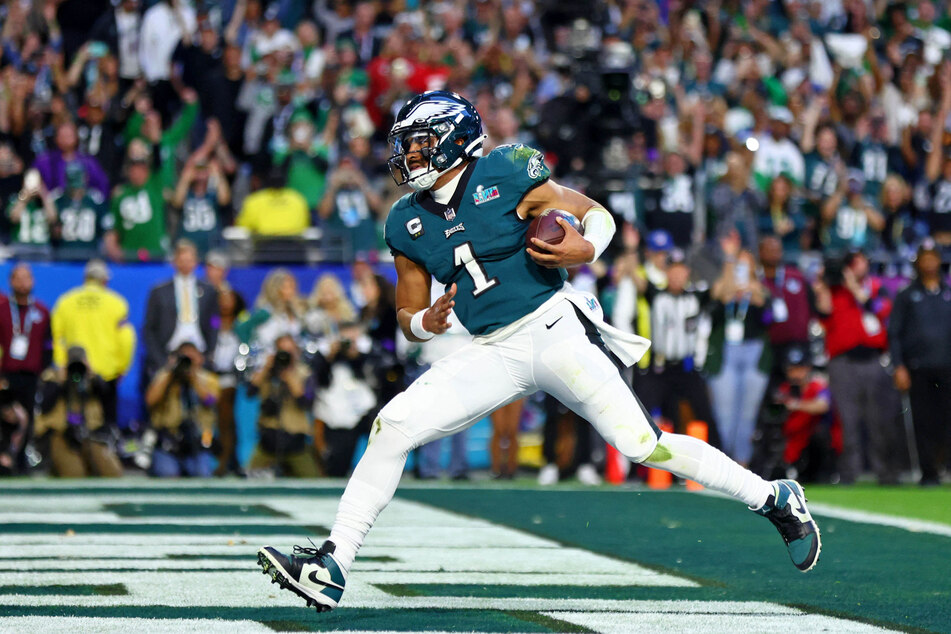 Philadelphia Eagles quarterback Jalen Hurts runs with the ball for a touchdown against the Kansas City Chiefs during the second quarter of Super Bowl LVII.