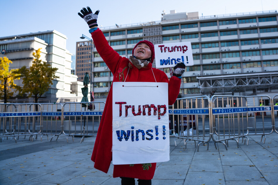 Eine Trump-Unterstützerin in Seoul (Südkorea) jubelt: "Trump wins!" (dt:Trump gewinnt).