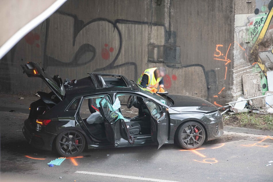 Der Audi war am Samstagnachmittag von der Fahrbahn abgekommen und gegen eine Mauer geprallt. Der Fahrer (39) wurde im Wagen eingeklemmt.