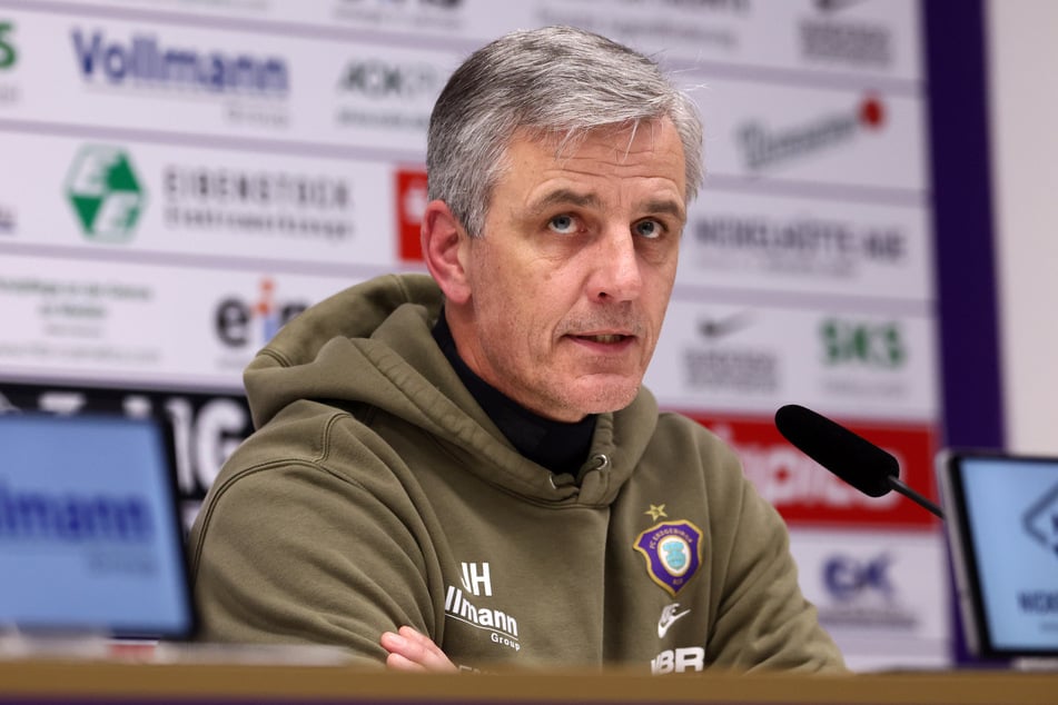 Musste erklären, weshalb seine Jungs nach 60 Minuten in Überzahl keinen Sieg festzurren konnten: Aue-Coach Jens Härtel (56).