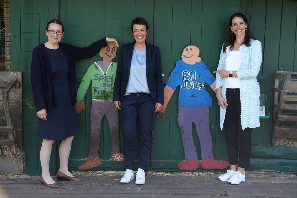 Senatorin Ksenija Bekeris (47, SPD), Julia Wöhlke (M.) und Dorit Otto (r.) am Dienstag auf dem Bauspielplatz Tweeltenmoor.