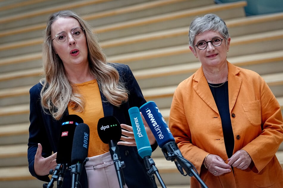 Die Grünen-Bundestagsfraktion um die beiden Chefinnen Katharina Dröge (41, l.) und Britta Haßelmann (63) hat einen Fünf-Punkte-Plan zum Stadtbild vorgestellt. (Archivfoto)