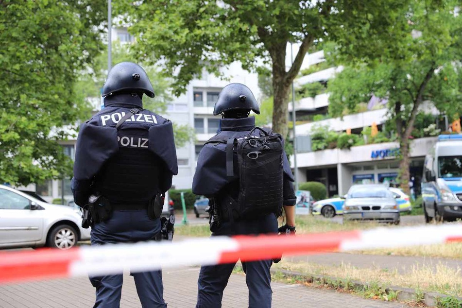 Polizei-Beamte in Schutzmontur am Mittwoch in Karlsruhe.