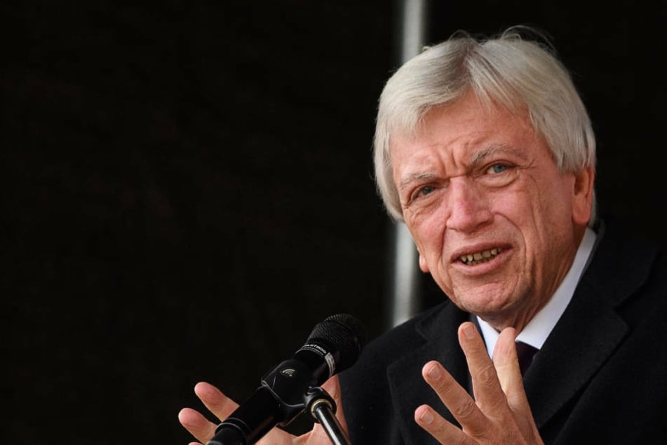 In seiner Neujahrsansprache dankte Hessens Ministerpräsident Volker Bouffier (69, CDU) auch allen Ehrenamtlichen sowie der Ärzteschaft, Rettungsdiensten und Pflegekräften, "die rund um die Uhr für unsere Gesundheit sorgen" (Archivbild).