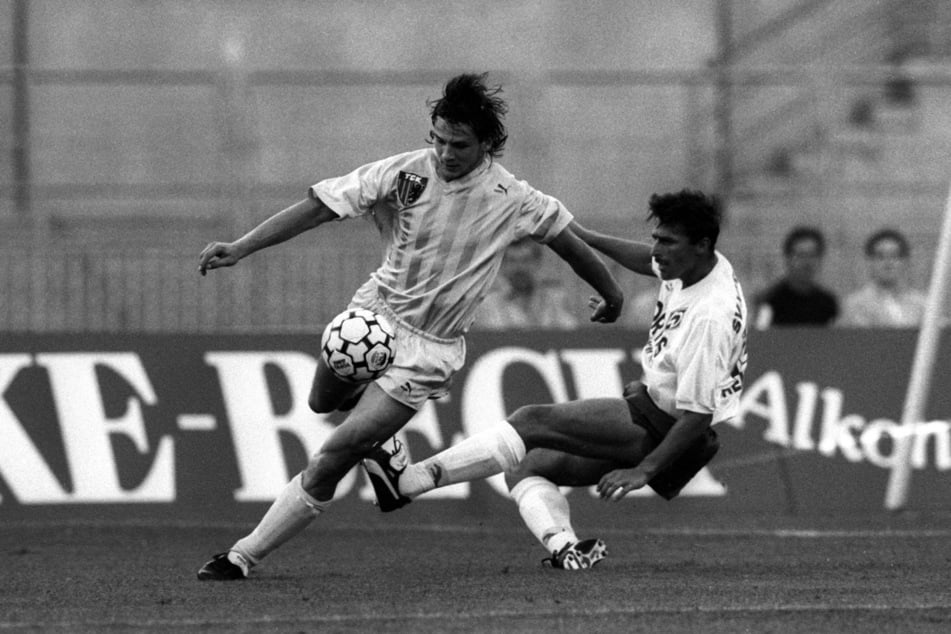 Torsten Bittermann (58, l.) kickte mit den Himmelblauen schon gegen die Großen des deutschen und internationalen Fußballs - wie hier 1990 im Test gegen Bremen und Klaus Allofs (69).