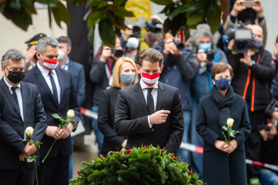 Sebastian Kurz (ÖVP,M), Bundeskanzler von Österreich, nimmt mit weiteren hochrangigen Regierungsmitgliedern an einer Kranzniederlegung am Tatort nach dem Terroranschlag teil.
