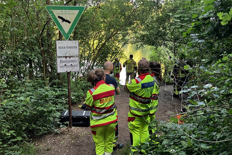 Rettungskräfte der Stadt Köln suchen im Wassermannsee nach einem vermissten Mann.