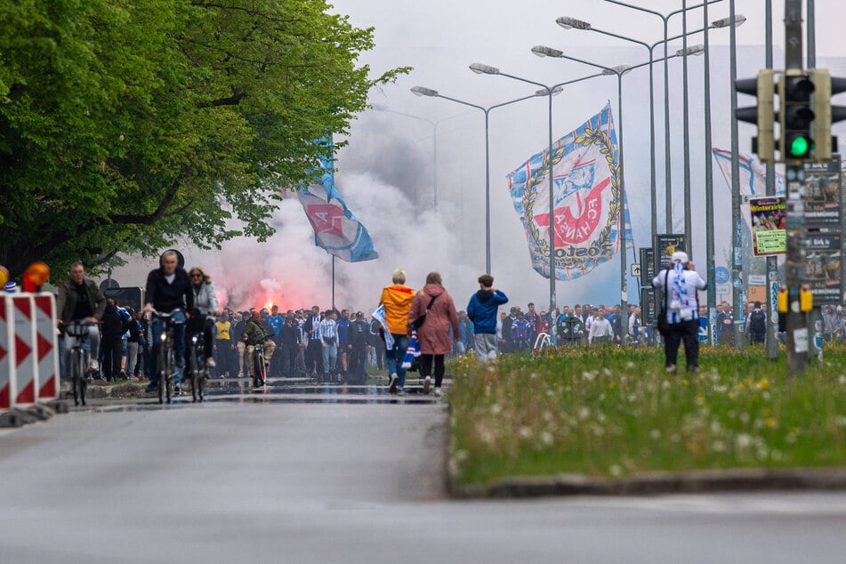 Mit Fahnen, Pyro und Co. zieht Hansa durch die Rostocker Stadt.