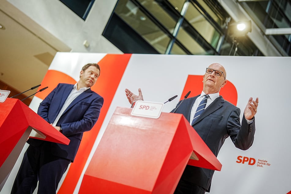 Dietmar Woidke (62, SPD, r.) und Lars Klingbeil (46), SPD-Bundesvorsitzender, gaben am Montag eine Pressekonferenz nach der Landtagswahl.