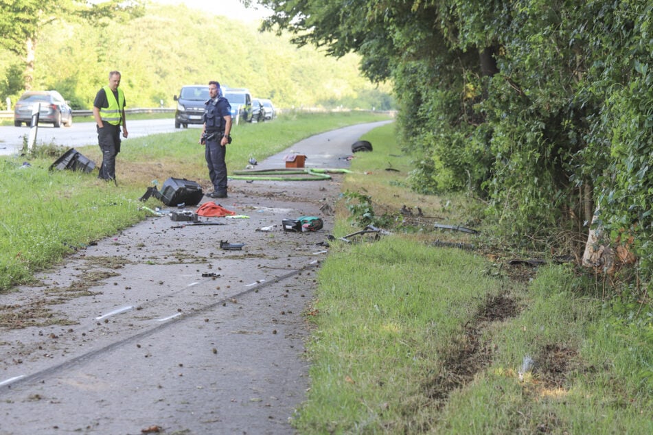 Ein Auto ist auf der B76 bei Altenhof verunglückt und hatte Feuer gefangen.
