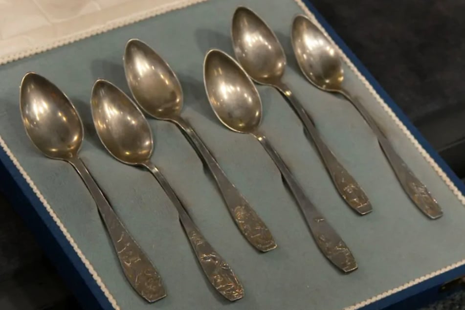 Das sechsteilige Essbesteck mit Motiven der Gebrüder Grimm wurde zwischen 1904 und 1909 hergestellt.