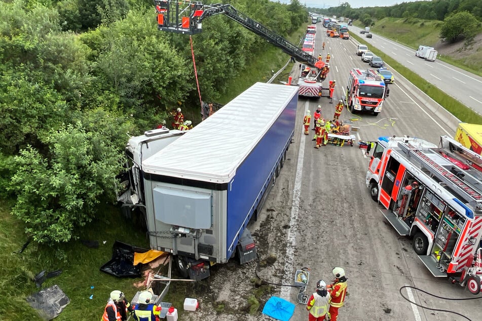 Unfall A4: Lastwagen kracht auf A4 in Schilderwagen: Zwei Menschen schwer verletzt!