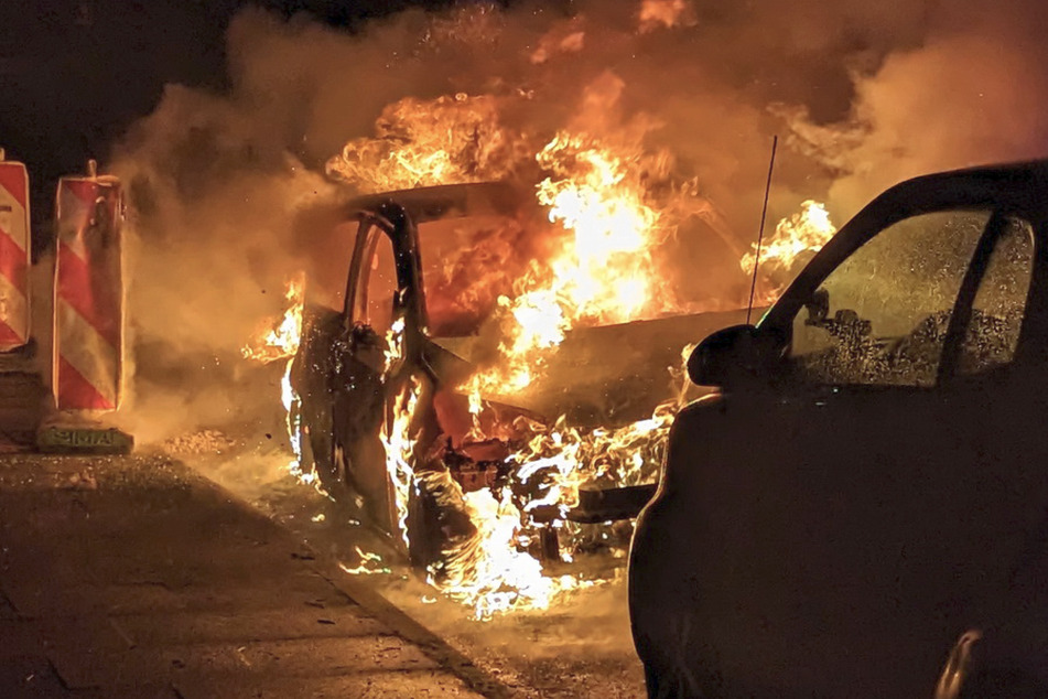 Hamburg: Geparktes Auto geht in Flammen auf und brennt aus