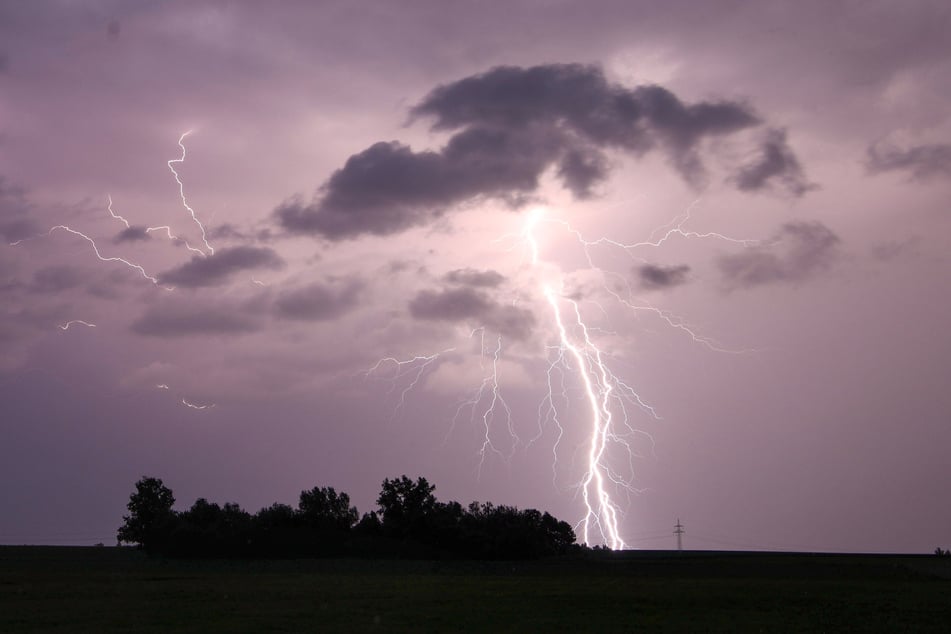 Unwetter fegen über Deutschland: Ein Blitz bahnte sich seine Wege zur Entladung am Abend bei Höchstädt im Landkreis Dillingen an der Donau.