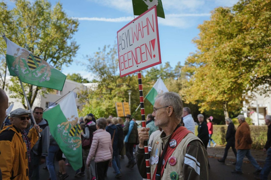 Anhänger der "Freien Sachsen" protestierten am heutigen Samstag in Dresden-Klotzsche gegen die Aufnahme von Flüchtlingen.