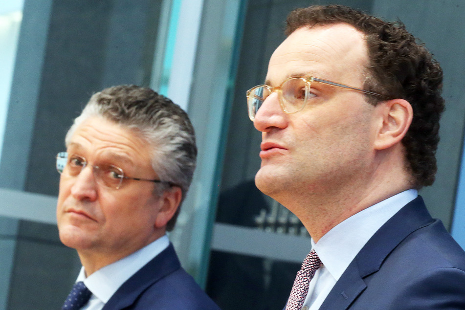 Lothar Wieler (60, l.), Präsident Robert Koch-Institut (RKI), und Jens Spahn (40, CDU), Bundesgesundheitsminister, beantworten Fragen von Journalisten zur Corona-Lage.