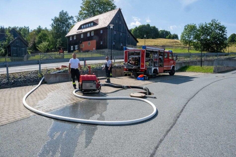 Am "Parkplatz Stern" an der Verbindungsstraße zwischen Jonsdorf und Oybin tankte die Feuerwehr Löschwasser auf.