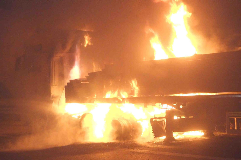 60 tonner steht auf der a4 bei ottendorf okrilla plotzlich in flammen tag24