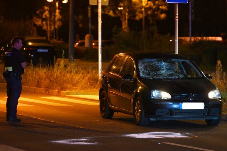 Unfall in Berlin-Hellersdorf: Die Fußgänger wurde durch die Wucht der Kollision gegen die Frontscheibe des VW-Golfs geschleudert.