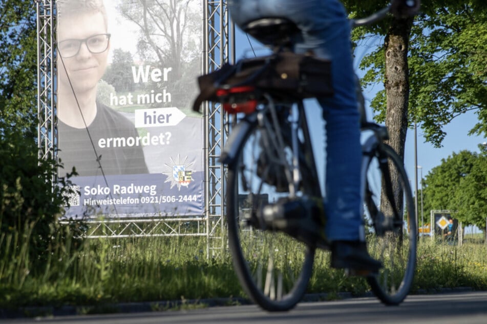 Mithilfe des Plakats sucht die Polizei nach einem Täter, der im Sommer 2020 einen 24-Jährigen in Bayreuth umgebracht haben soll.