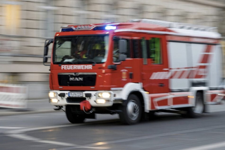 Großeinsatz wegen brennendem Futtermischwagen: Vier Personen verletzt