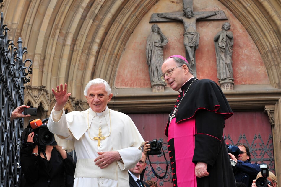Joachim Wanke hatte im September 2011 den damaligen Papst Benedikt XVI. in Empfang genommen. (Archivfoto)