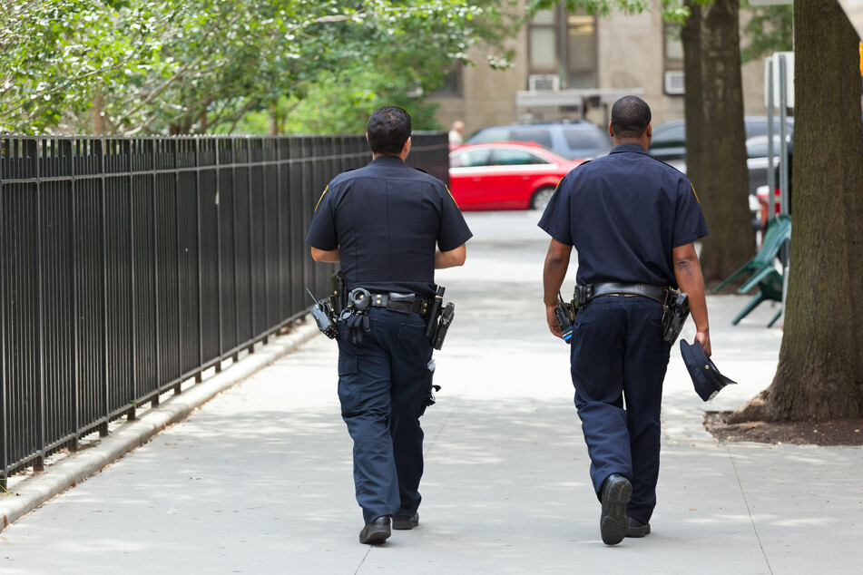 Zwei amerikanische Polizisten laufen den Gehweg entlang (Symbolbild).