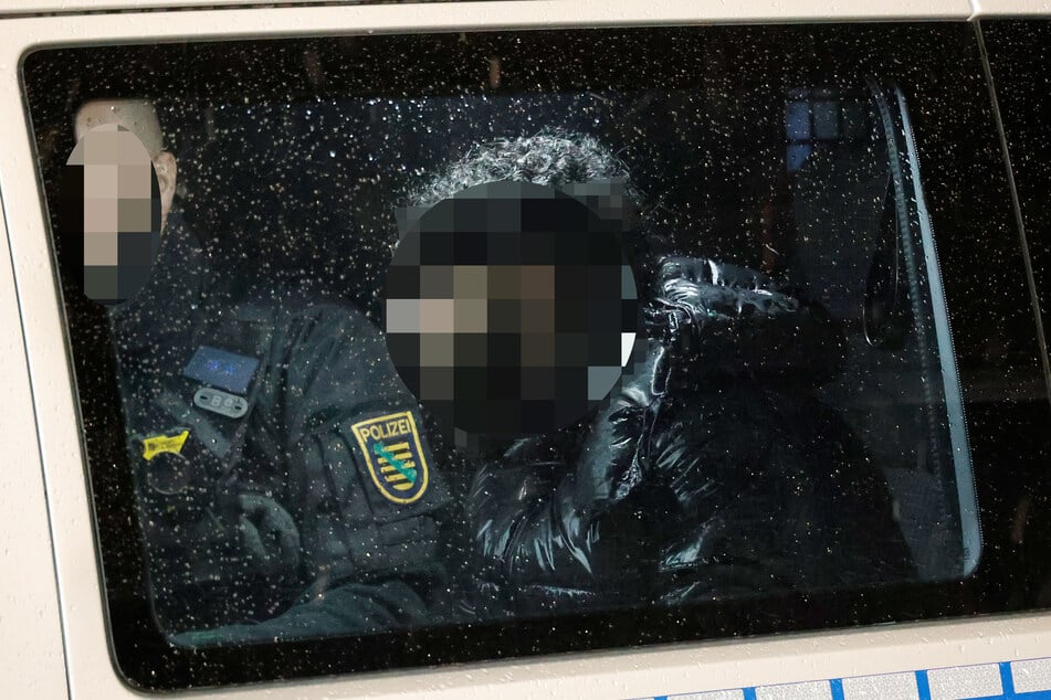 Der mutmaßliche Täter wurde in einem Polizeiwagen vernommen.