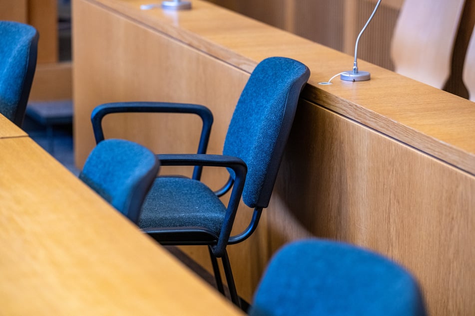 Beim Auftakt des Mordprozesses im Mai blieb die Angeklagte krankheitsbedingt fern. Nun soll es weitergehen.