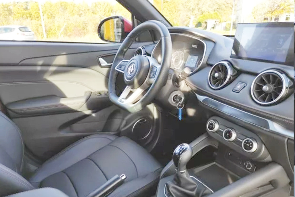 Das Infotainment lässt sich sich über das große Zentraldisplay steuern.