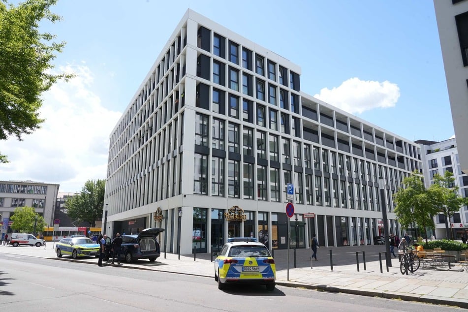 Der mutmaßliche Täter soll sich noch im Gebäude aufhalten.
