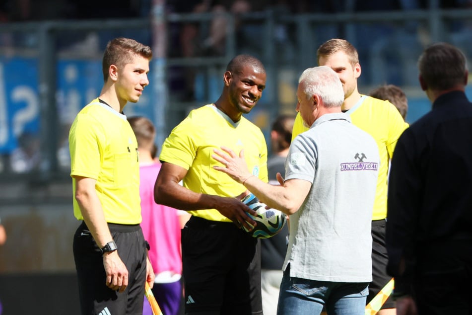 Pavel Dotchev (58, r.) diskutierte mit Schiedsrichter Assad Nouhoum (2.v.l.). Aues Coach war nicht begeistert, dass wieder angepfiffen wurde.