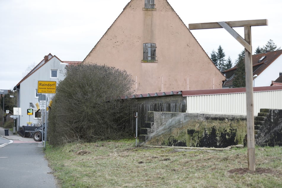 An dem Galgen vor dem Ort Raindorf hing zunächst noch eine Ampel - die wurde inzwischen wieder entfernt.