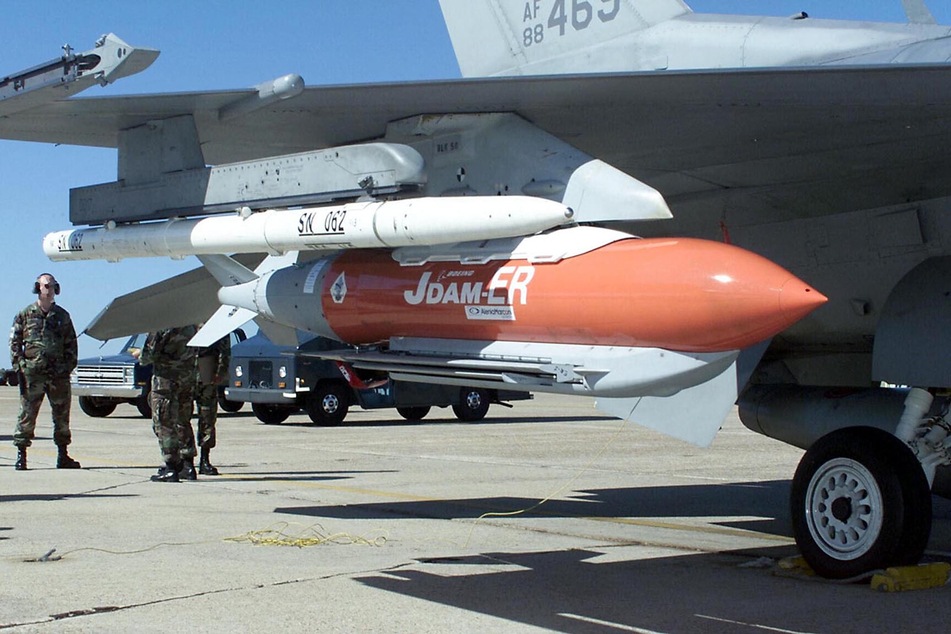 Eine gelenkte JDAM-Bombe aus US-Produktion soll den Parkplatz getroffen haben, heißt es von der palästinensischen Seite. Das haben Audio-Auswertungen ergeben. Allerdings handelt es sich bei JDAM nur um einen Nachrüstsatz für ungelenkte Bomben. Die Technik findet in verschiedenen Systemen Anwendung.