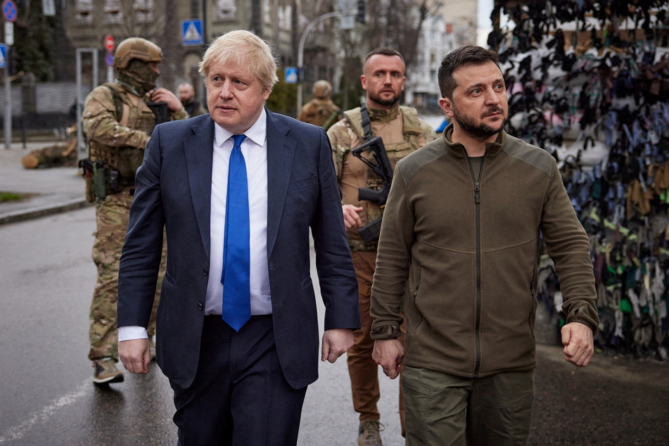 British Prime Minister Boris Johnson (l.) met with Ukrainian President Volodymyr Zelensky in Kyiv on Saturday.