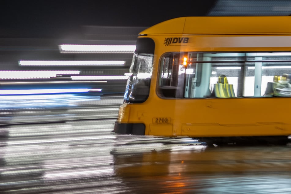 Dresden: Sexuelle Belästigung: Betrunkener befummelt Frauen in Bahn