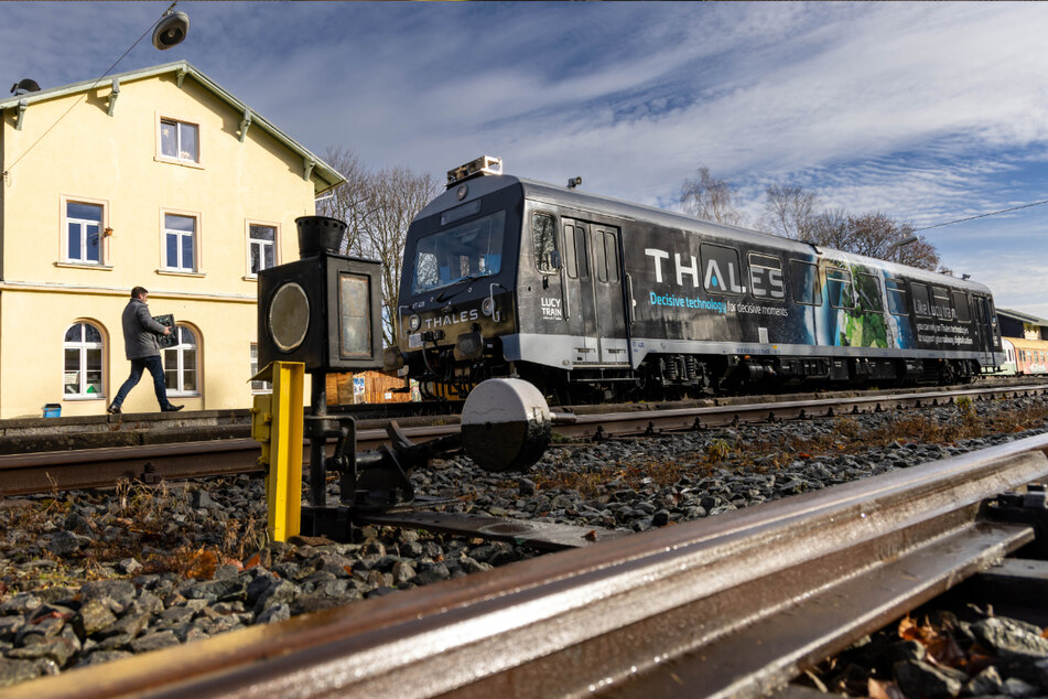 Der Forschungszug "Lucy" des Thales-Konzerns im Bahnhof Schlettau. In Annaberg-Buchholz wird seit Jahren mit Millionenförderung der Aufbau eines Forschungscampus rund um das Eisenbahnsystem der Zukunft vorangetrieben.