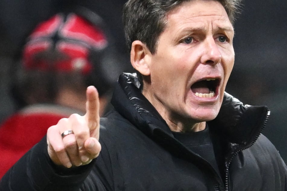 Eintracht Frankfurts Trainer Oliver Glasner (48) gibt während des Spiels gegen Borussia Mönchengladbach Kommandos von Seitenlinie - der Österreicher glaubt daran, dass die Frankfurter Adler in der Bundesliga auch wieder siegen werden.