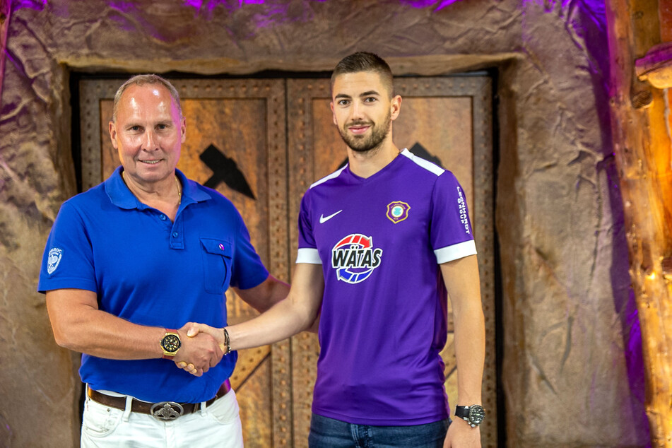 Vor der Saison präsentierte Aue-Boss Helge Leonhardt (l.) stolz Neuzugang Marko Mihojevic.
