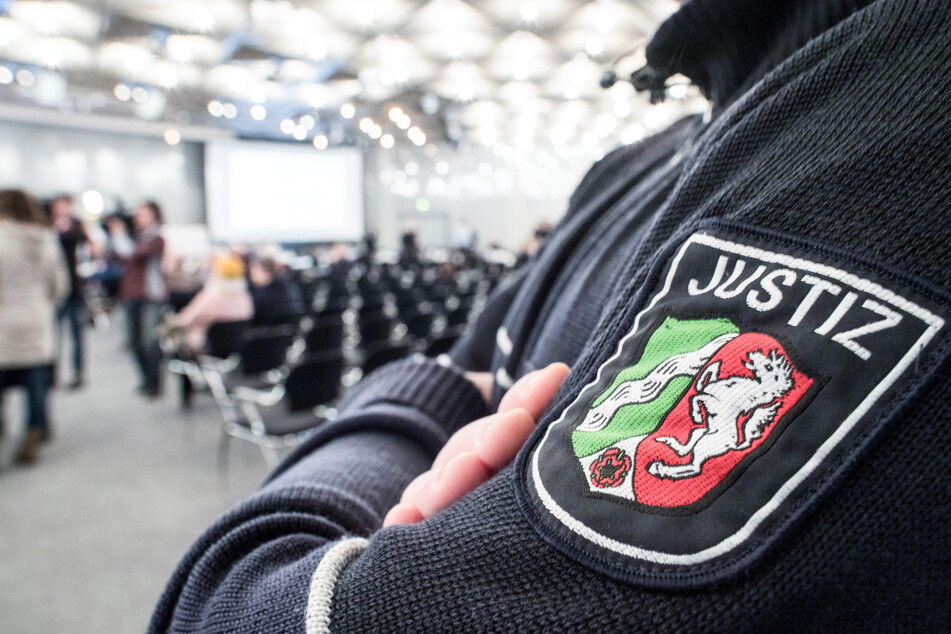 Der Drahtzieher einer falschen Polizisten-Bande wurde in Düsseldorf wegen Betrugs zu fast sechs Jahren Haft und einem Drogenentzug verurteilt (Symbolbild).