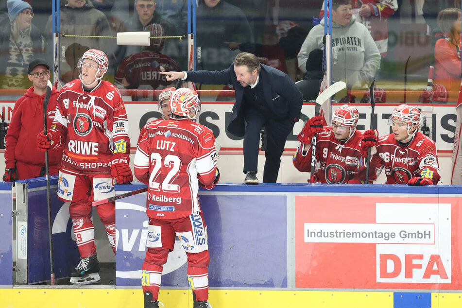 Eispiraten-Coach Jussi Tuores (37, M.) war mit dem Auftritt seiner Mannschaft überhaupt nicht einverstanden.