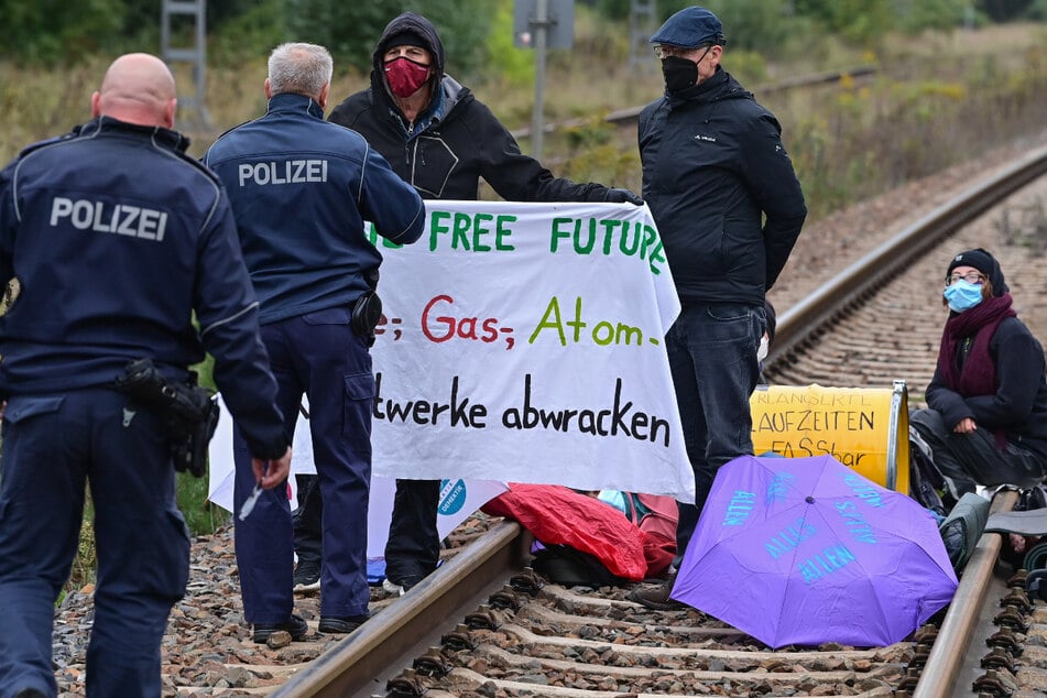 Klimaaktivisten sind am Montagmorgen auf das Gelände des Kohlekraftwerks in Jänschwalde im Süden Brandenburgs eingedrungen.