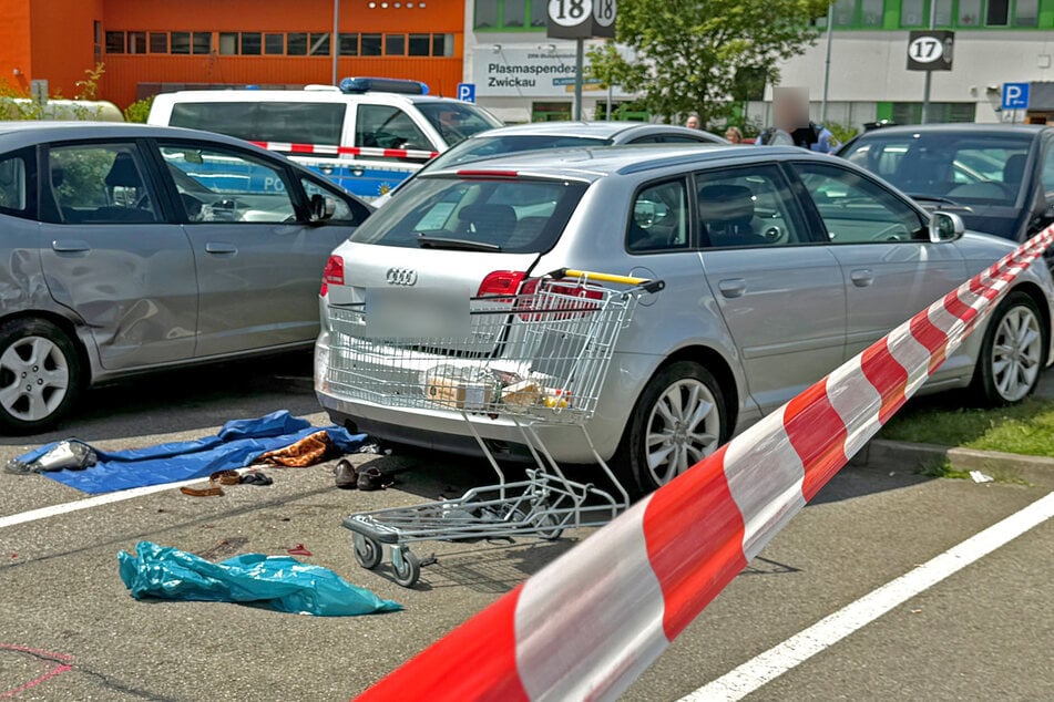 Hier wurde der 79-Jährige zwischen zwei Autos eingeklemmt. Die Polizei sperrte den Unfall-Bereich auf dem Parkplatz ab.