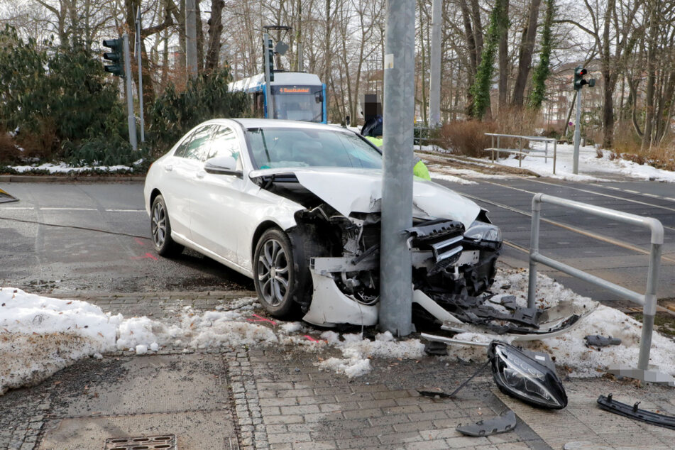 Der Mercedes erlitt bei dem Crash erheblichen Sachschaden.