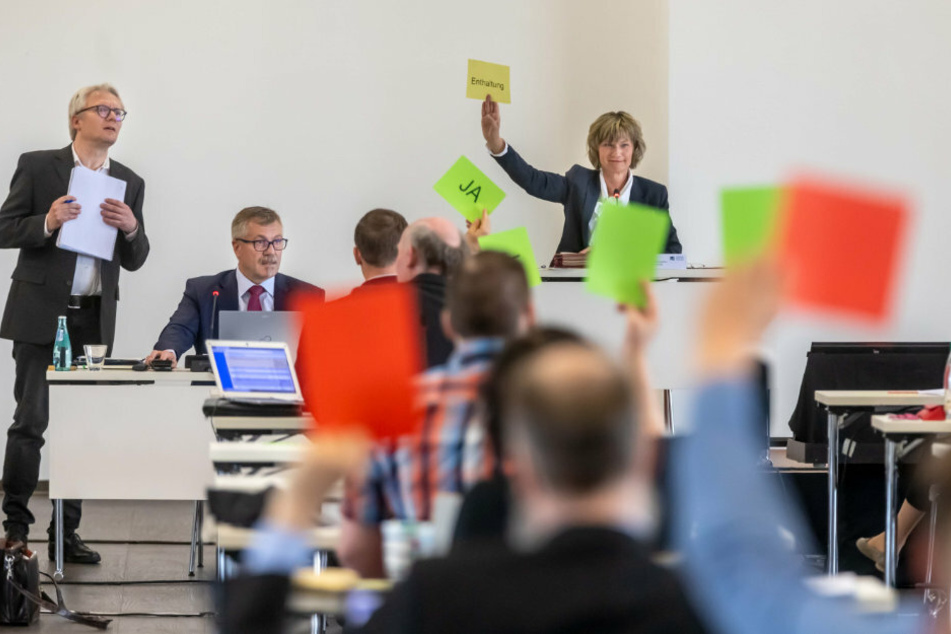 Rote Karte für die Rechten. Bürgerliche und Linke vereitelten Beschlussunfähigkeit und stimmten für mögliche Flüchtlingsaufnahme aus Griechenland.