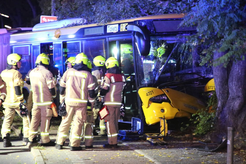 BVG-Bus kracht gegen Baum: 15 Verletzte in Neukölln