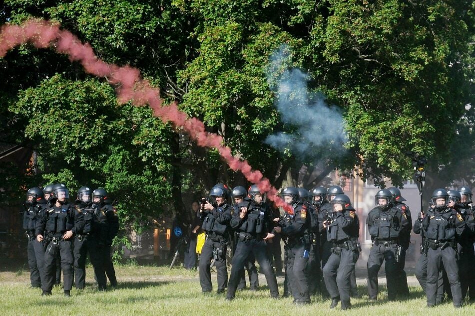 Auf Polizisten wurden am "Tag X" Brandsätze und Steine geworfen.